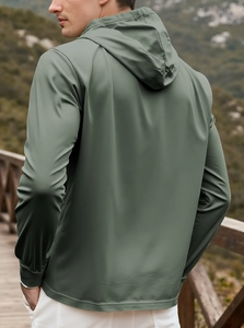 Vista posteriore della giacca con cappuccio verde scuro con trama diagonale in twill