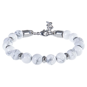 Dettaglio macro di un bracciale di perle map stone 8mm con chiusura a moschettone argento