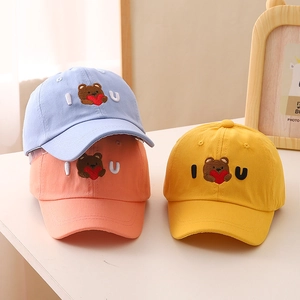Kinder-Baseballkappen aus Baumwolle mit Bärenstickerei und Buchstabendetails in drei Farben