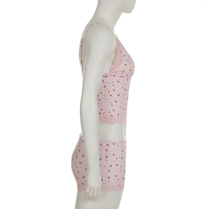 Détail de l'imprimé floral rose et de la bordure en dentelle sur l'ensemble caraco et short