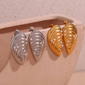 Boucles d'oreilles coquillage minimalistes en acier avec perles en or et argent