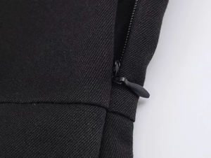 Gros plan sur la fermeture éclair invisible et la couture de la robe noire