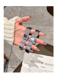 Gros plan de montres carrées argentées pour femmes avec bracelets à maillons polis élégants