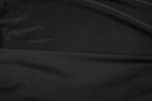 Gros plan détaillé de la texture en maille froncée noire et des coutures de matière