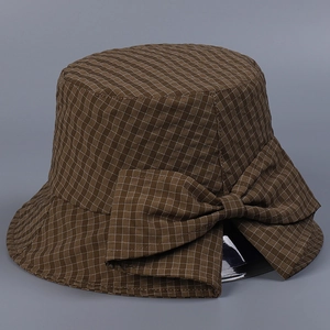 Détail d'un chapeau de soleil à carreaux marron avec un grand nœud et tissu respirant