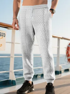 Dettaglio del motivo jacquard geometrico bianco sui pantaloni jogger da uomo con coulisse