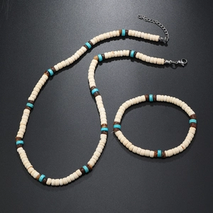 Détail du collier et bracelet en perles de coco bleu et beige avec fermoir métallique