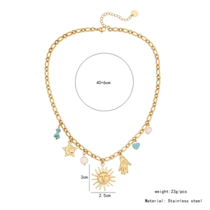 Détail du pendentif soleil en acier inoxydable doré et breloque turquoise sur collier