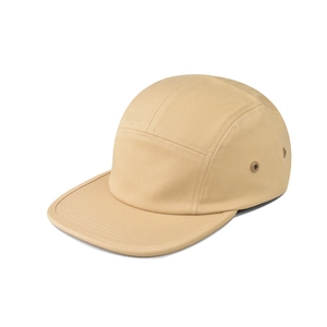 Dettaglio del cappello 5-panel in cotone kaki con occhielli in metallo e tesa piatta rinforzata