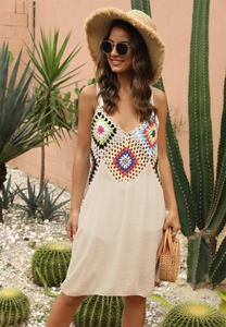 Détails en crochet bohème sur le bustier de la robe de plage avec motifs colorés