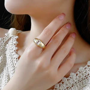 Detail eines Vintage Goldrings mit eckigem Zirkon an der Hand im natürlichen Licht