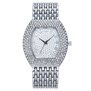 Montre argentée pour femme avec lunette en strass et cadran à chiffres romains