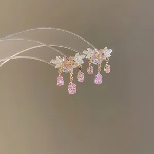 Orecchini a fiore con gemme rosa e nappe in zircone con perni in argento dorato