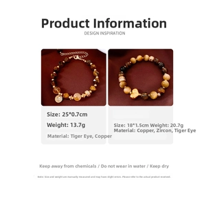 Dettaglio di bracciali in occhio di tigre placcati oro 18k con ciondoli a cuore e moneta
