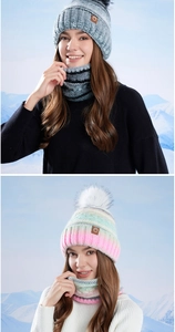 Détail d'un ensemble bonnet et écharpe en tricot chaud avec pompon et patch logo en cuir