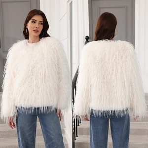 Vues avant et arrière d'une veste courte en fausse fourrure blanche à texture duveteuse et col rond