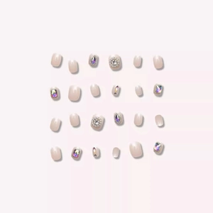 Faux ongles élégants avec perles et strass sur une base rose nude brillante