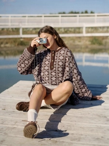 Pull en tricot à motifs géométriques marron rétro avec col à boutons en plein air