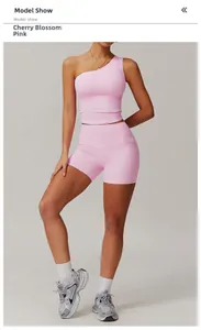 Détail de l'ensemble de yoga rose fleur de cerisier avec débardeur asymétrique et short à poches