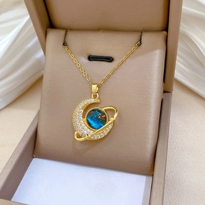 Makroansicht der goldenen Stern-Mond-Halskette mit Zirkonia-Anhänger in der Geschenkbox