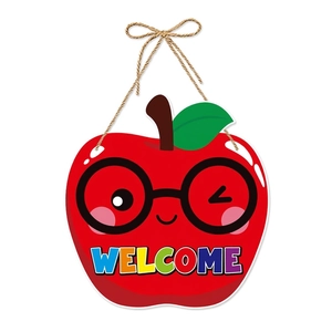 Detail eines roten Apfel-Türschilds mit Brille, Smiley und buntem Welcome-Schriftzug