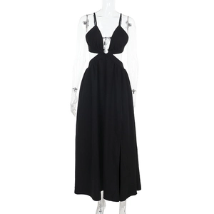 Détails de la robe longue noire avec découpes à la taille, décolleté en V et fente latérale