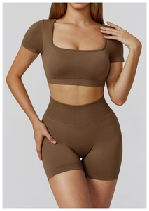 Detail des kaffeebraunen nahtlosen Yoga-Sets mit Rippbündchen und elastischem Stoff