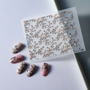 Detail von 5D-geprägten Nagelstickern mit strukturierten Blumenmustern für Maniküre