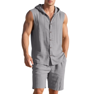 Detail eines grauen Herren-Leinensets mit ärmellosem Kapuzenhemd und passenden Shorts