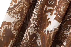 Vue macro détaillée du tissu imprimé cachemire montrant la texture douce et les motifs