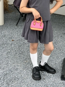 Mini-Umhängetasche für Mädchen in Muschelform, kombiniert mit einem grauen Plissee-Outfit