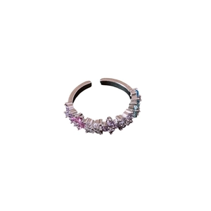 Anello regolabile in argento con zirconi colorati a forma di stella su fondo bianco