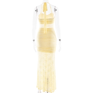 Détail de la robe maxi jaune dos nu avec bustier froncé et dentelle transparente