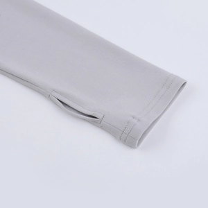 Gros plan du poignet en maille gris clair avec design fonctionnel à passe-pouce