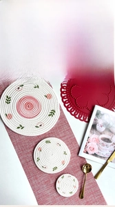 Detailed view of 0.9cm thick woven cotton heat insulation pads with peach floral print