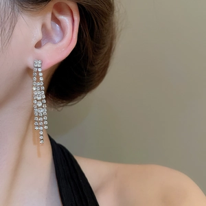 Vue détaillée des boucles d'oreilles de mariée argentées avec glands en zircone cubique