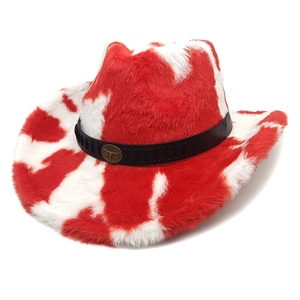 Detalle de sombrero vaquero de felpa con estampado de vaca roja y emblema de toro dorado