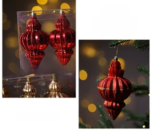 Detail von roten und goldenen Glitzer-Weihnachtskugeln in einer klaren Geschenkbox