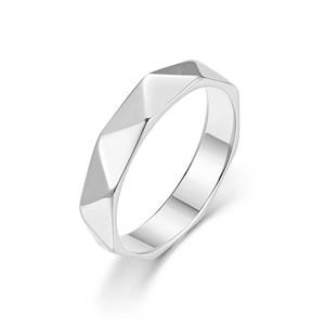 Dettaglio di un anello geometrico in argento con bordi affilati a forma di diamante lucido.