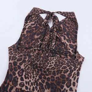 Detail eines Neckholder-Kleids mit Leopardenmuster, verstellbarer Metallschnalle und Stoff