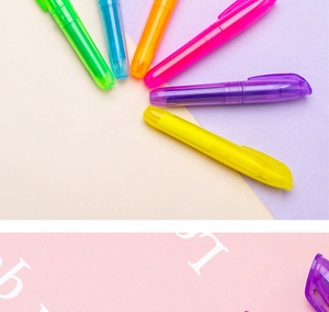 Detailansicht bunter Textmarker in einer kreativen fächerförmigen Anordnung