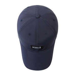 Berretto sportivo blu navy ad asciugatura rapida con etichetta SPORT S per la protezione