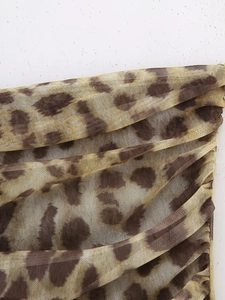 Vue détaillée du tissu en maille translucide à imprimé léopard avec une texture plissée fine
