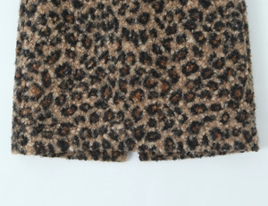Détail de la jupe léopard en fausse fourrure avec fente latérale et texture du tissu