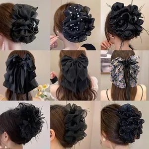 Detailansicht eines 9-teiligen schwarzen Haarspangen-Sets mit Schleifen und Perlen