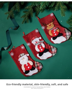 Détail de chaussettes de Noël en toile rouge avec figurines 3D Père Noël, bonhomme et renne