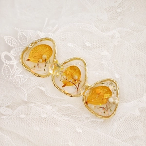 French vintage hair clip with dried flowers in gold metal frame and clear resin