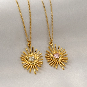 Collier avec pendentif cœur rayons de soleil en acier doré et cristaux de zircon rose