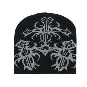 Dettaglio del motivo jacquard croce gotica e della trama del berretto nero in maglia