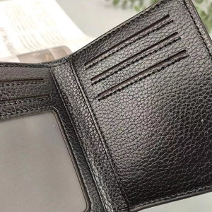Detalle macro de billetera para hombre en cuero negro con ranuras para tarjetas y visor ID